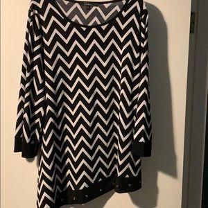 Womens Black & White Chevron Top Size 1X
